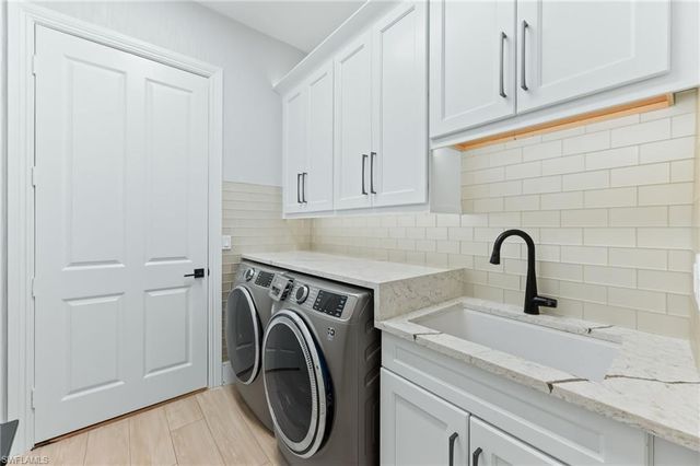 7884 Valencia CT, Naples, FL 34113