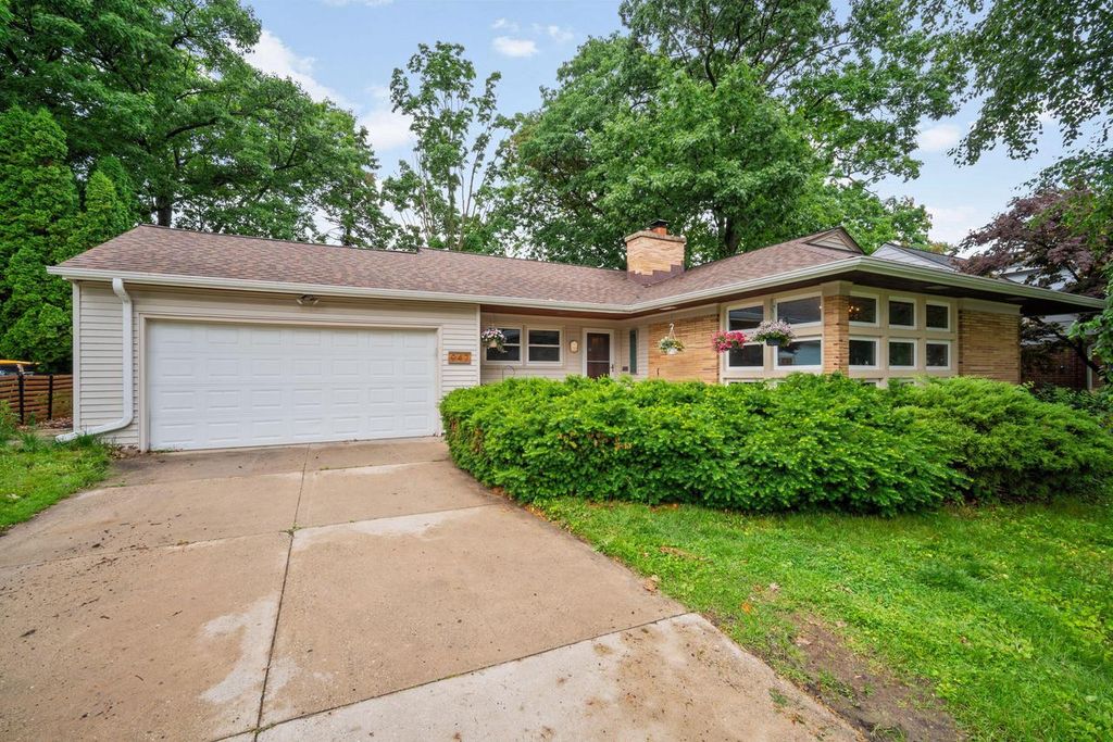 947 N 75th STREET, Wauwatosa, WI 53213