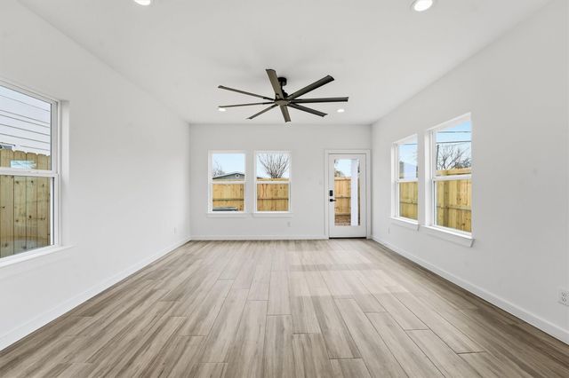 524 N 4th Street, La Porte, TX 77571