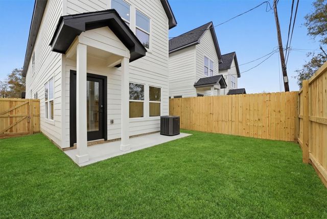 524 N 4th Street, La Porte, TX 77571