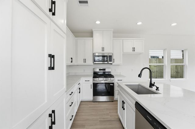 524 N 4th Street, La Porte, TX 77571