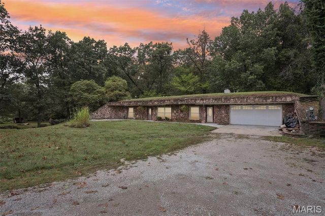 141 Lakecrest Lane, Hillsboro, IL 62049