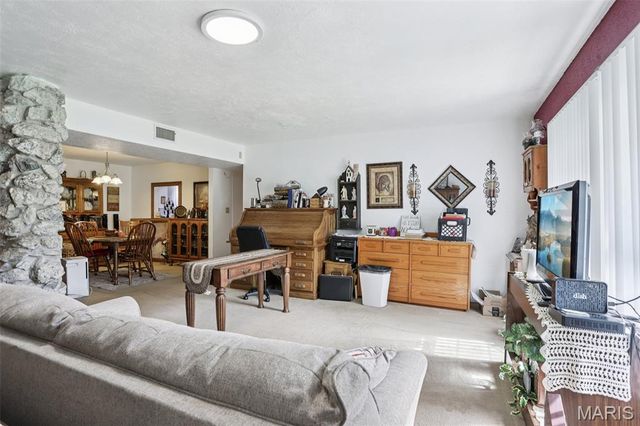 141 Lakecrest Lane, Hillsboro, IL 62049