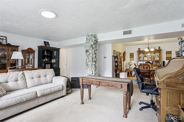 141 Lakecrest Lane, Hillsboro, IL 62049