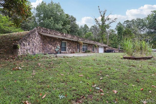 141 Lakecrest Lane, Hillsboro, IL 62049