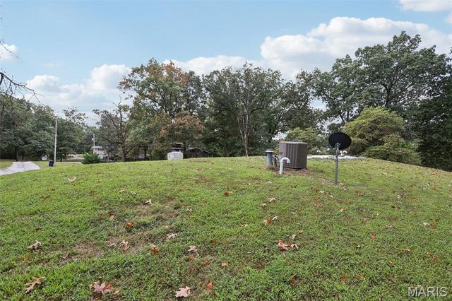 141 Lakecrest Lane, Hillsboro, IL 62049