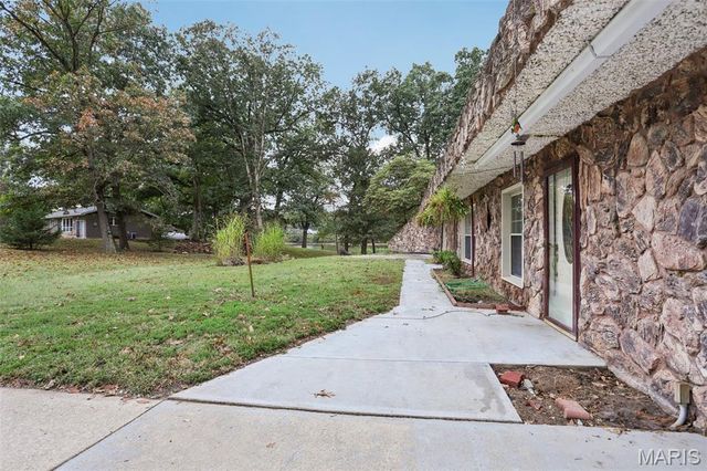 141 Lakecrest Lane, Hillsboro, IL 62049