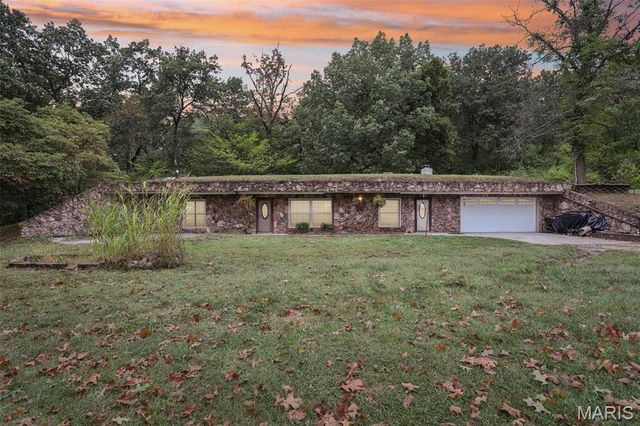 141 Lakecrest Lane, Hillsboro, IL 62049