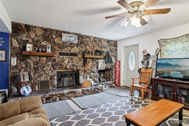 141 Lakecrest Lane, Hillsboro, IL 62049