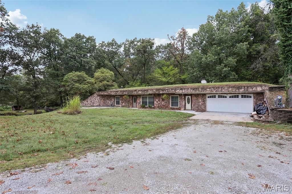 141 Lakecrest Lane, Hillsboro, IL 62049