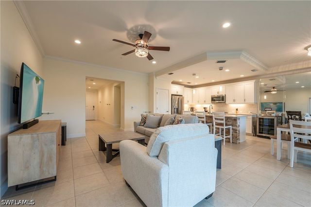 6954 Avalon CIR 702, Naples, FL 34112