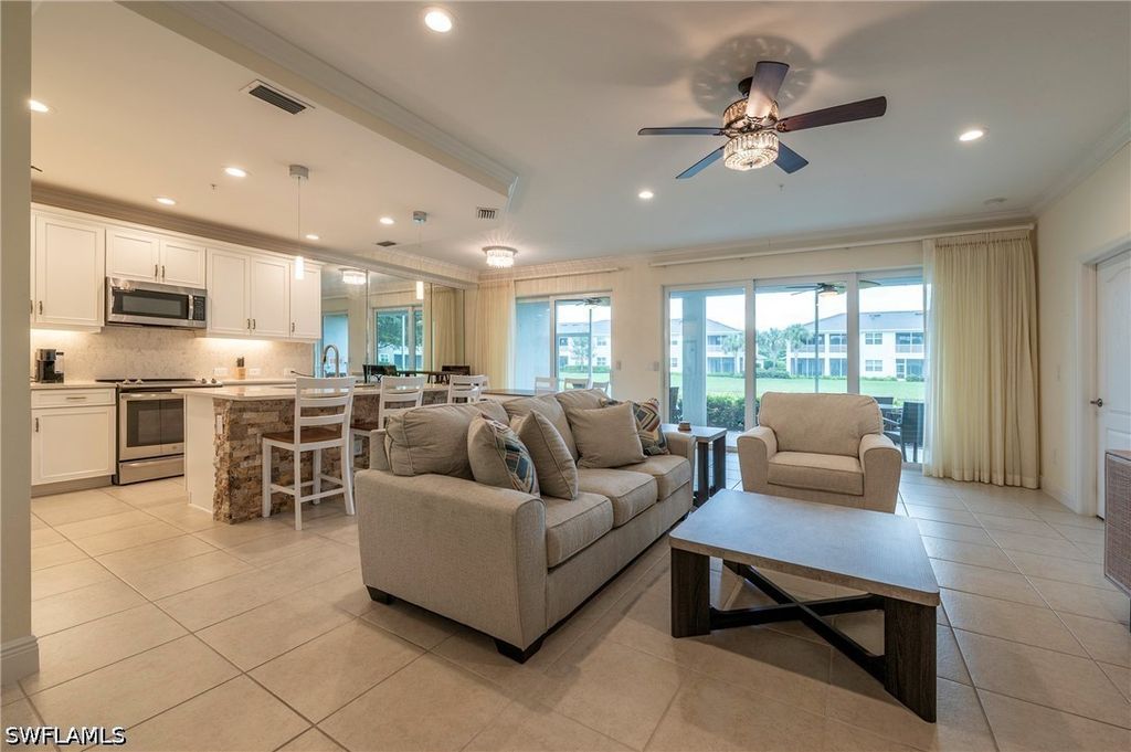 6954 Avalon CIR 702, Naples, FL 34112