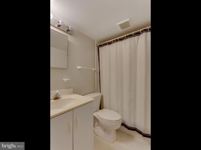 1045 N MONROE ST, Arlington, VA 22201