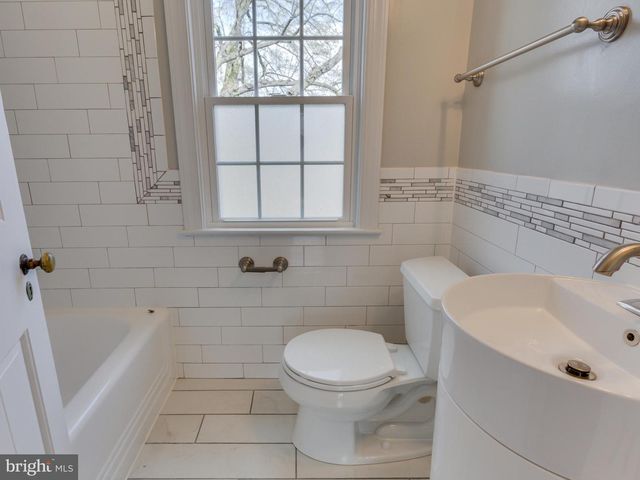 1045 N MONROE ST, Arlington, VA 22201