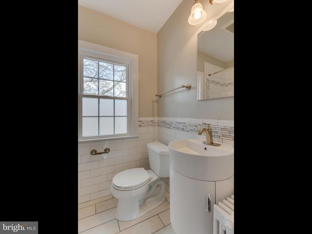 1045 N MONROE ST, Arlington, VA 22201