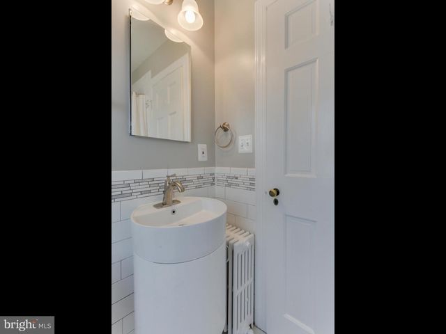 1045 N MONROE ST, Arlington, VA 22201
