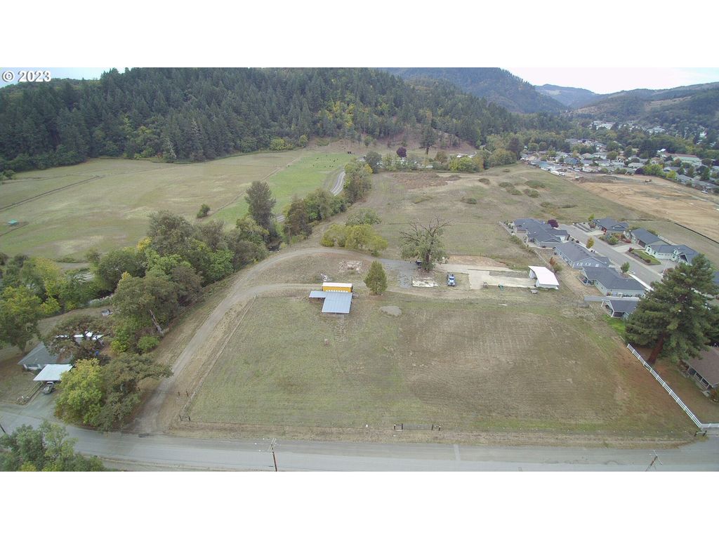 415 Se NEAL Ln, Myrtle Creek, OR 97457
