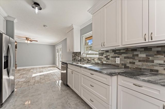 215 Hillcrest Drive, Conroe, TX 77303