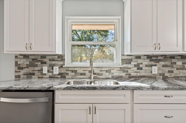 215 Hillcrest Drive, Conroe, TX 77303