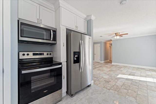 215 Hillcrest Drive, Conroe, TX 77303