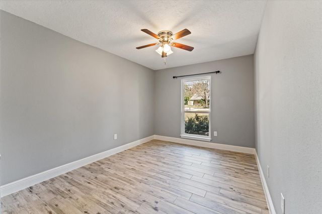 215 Hillcrest Drive, Conroe, TX 77303