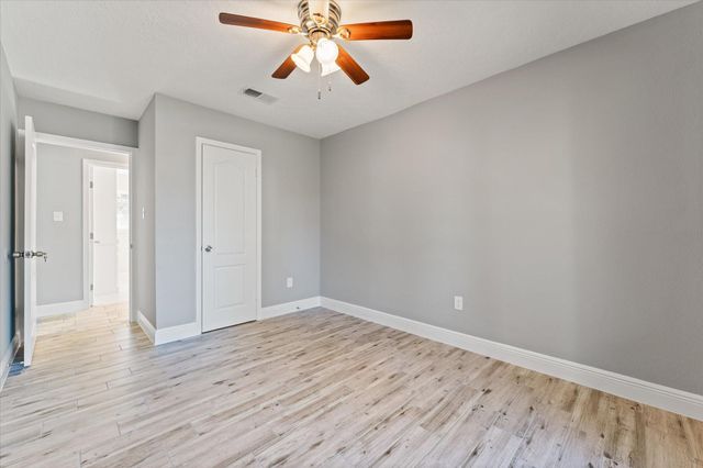 215 Hillcrest Drive, Conroe, TX 77303