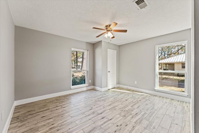 215 Hillcrest Drive, Conroe, TX 77303