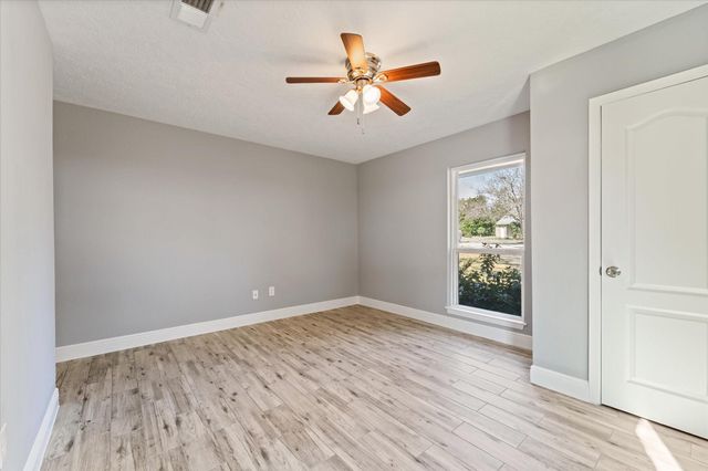 215 Hillcrest Drive, Conroe, TX 77303