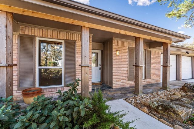 215 Hillcrest Drive, Conroe, TX 77303