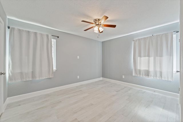 215 Hillcrest Drive, Conroe, TX 77303