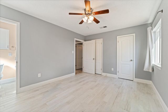 215 Hillcrest Drive, Conroe, TX 77303