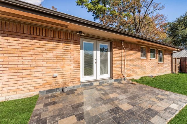 215 Hillcrest Drive, Conroe, TX 77303