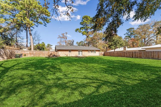 215 Hillcrest Drive, Conroe, TX 77303