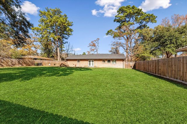 215 Hillcrest Drive, Conroe, TX 77303