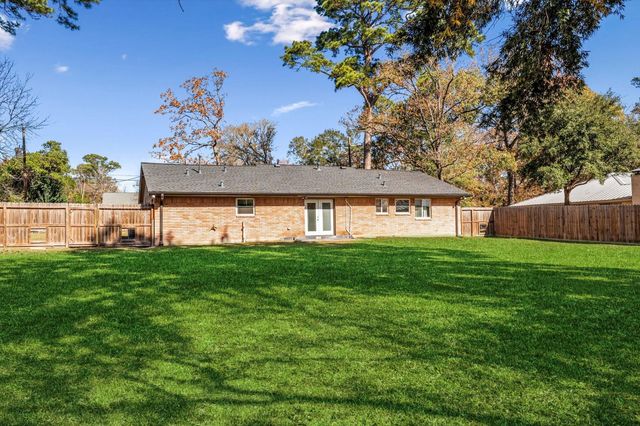 215 Hillcrest Drive, Conroe, TX 77303