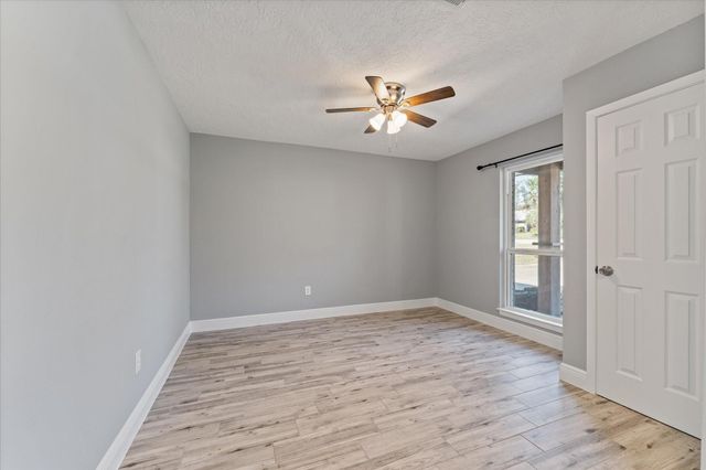 215 Hillcrest Drive, Conroe, TX 77303