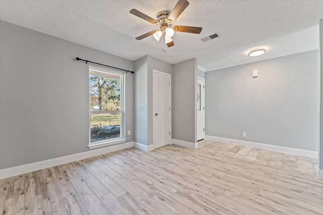 215 Hillcrest Drive, Conroe, TX 77303