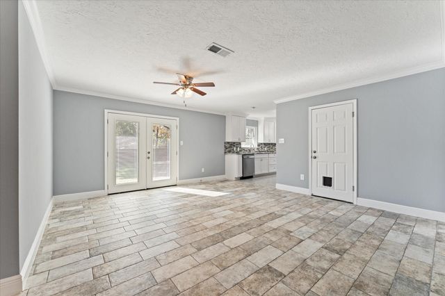 215 Hillcrest Drive, Conroe, TX 77303