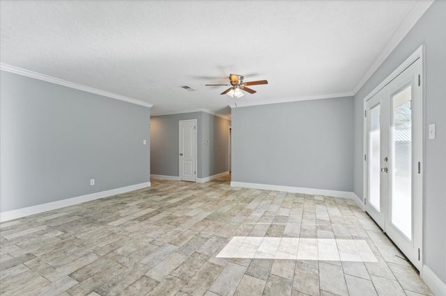 215 Hillcrest Drive, Conroe, TX 77303