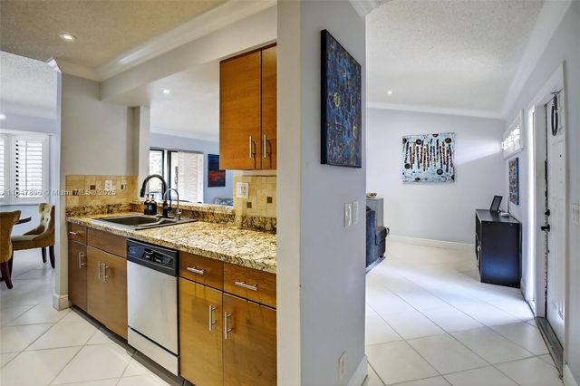 9404 N Chelsea Dr N, Plantation, FL 33324