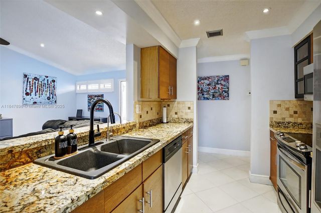 9404 N Chelsea Dr N, Plantation, FL 33324