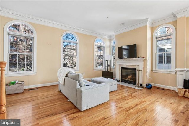 1053 N STUART ST, Arlington, VA 22201