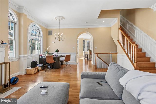 1053 N STUART ST, Arlington, VA 22201