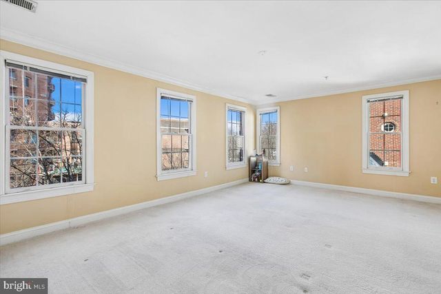 1053 N STUART ST, Arlington, VA 22201