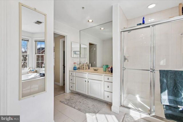 1053 N STUART ST, Arlington, VA 22201