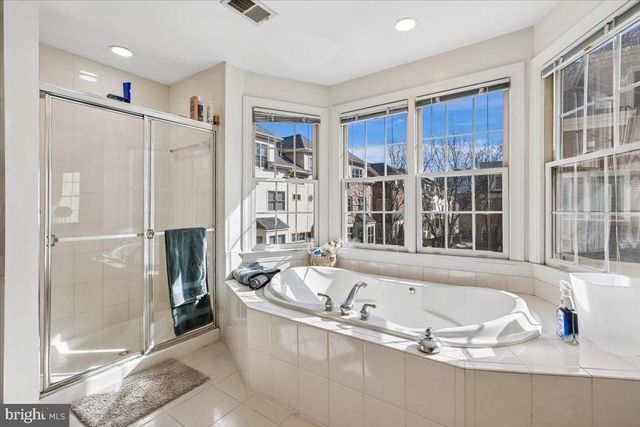 1053 N STUART ST, Arlington, VA 22201