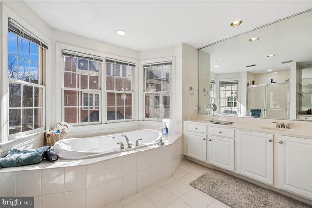 1053 N STUART ST, Arlington, VA 22201