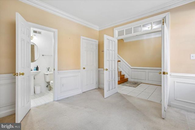 1053 N STUART ST, Arlington, VA 22201