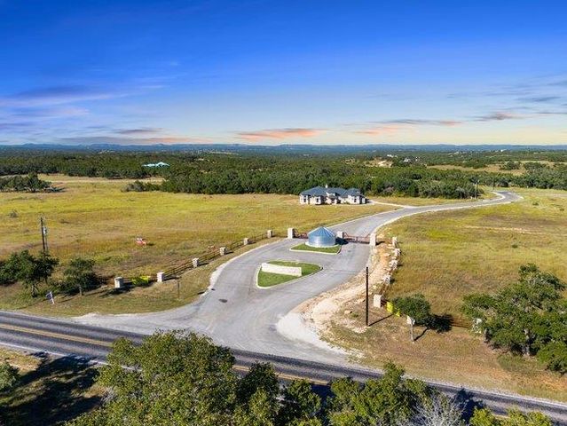 618 Windmill Ridge DR, Blanco, TX 78606