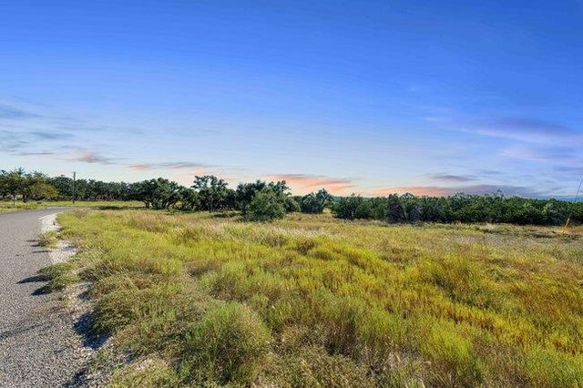 618 Windmill Ridge DR, Blanco, TX 78606